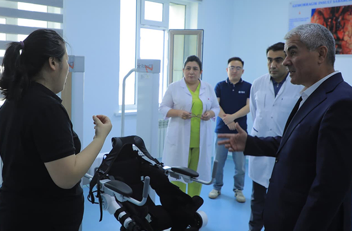 烏茲布哈拉州州長蒞臨布哈拉國立醫學院，了解程天科技康復外骨骼使用情況